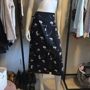 en Thread Black and White Floral Patterned Skirt w Front and Back Slits